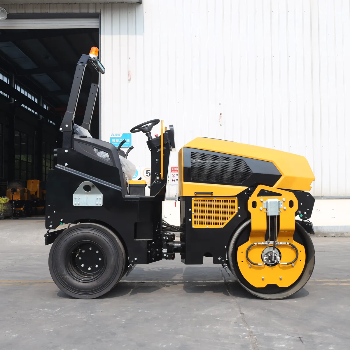 Hydraulic Vibratory Road Roller — 1
